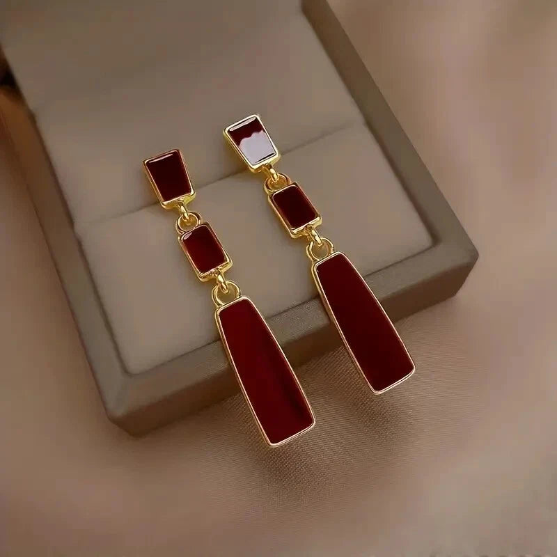 Scarlet Line Sallantılı Bordo Küpe