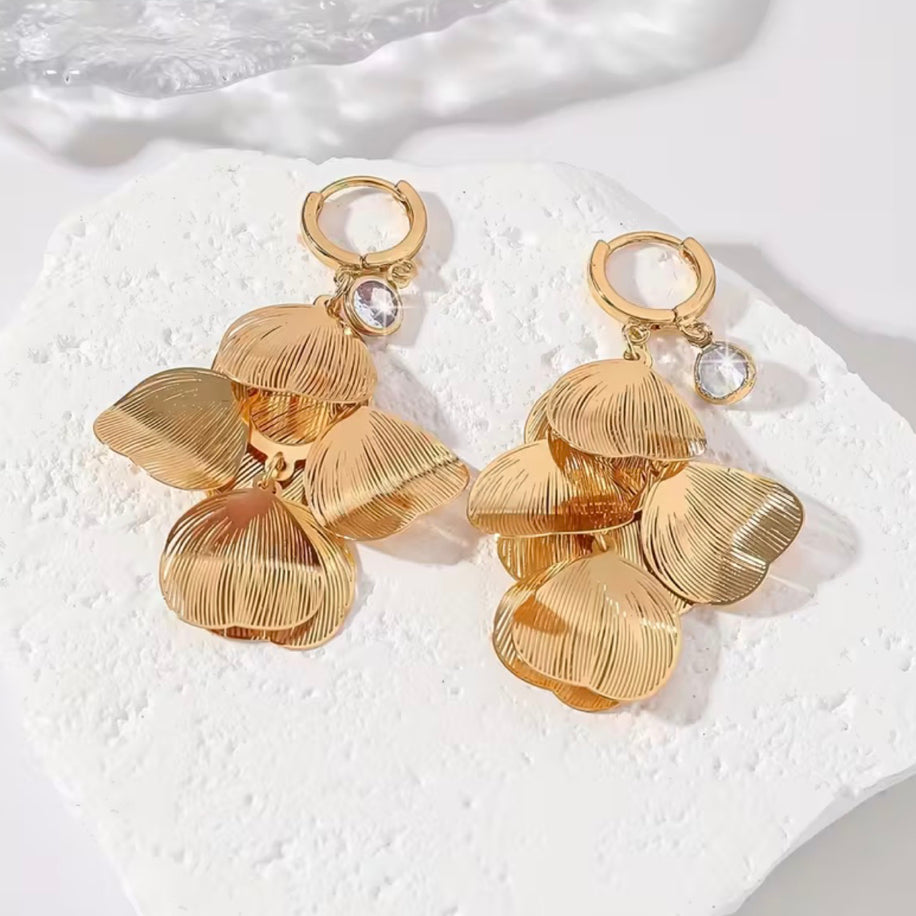 Golden Petal Glow Gold Yaprak Küpe