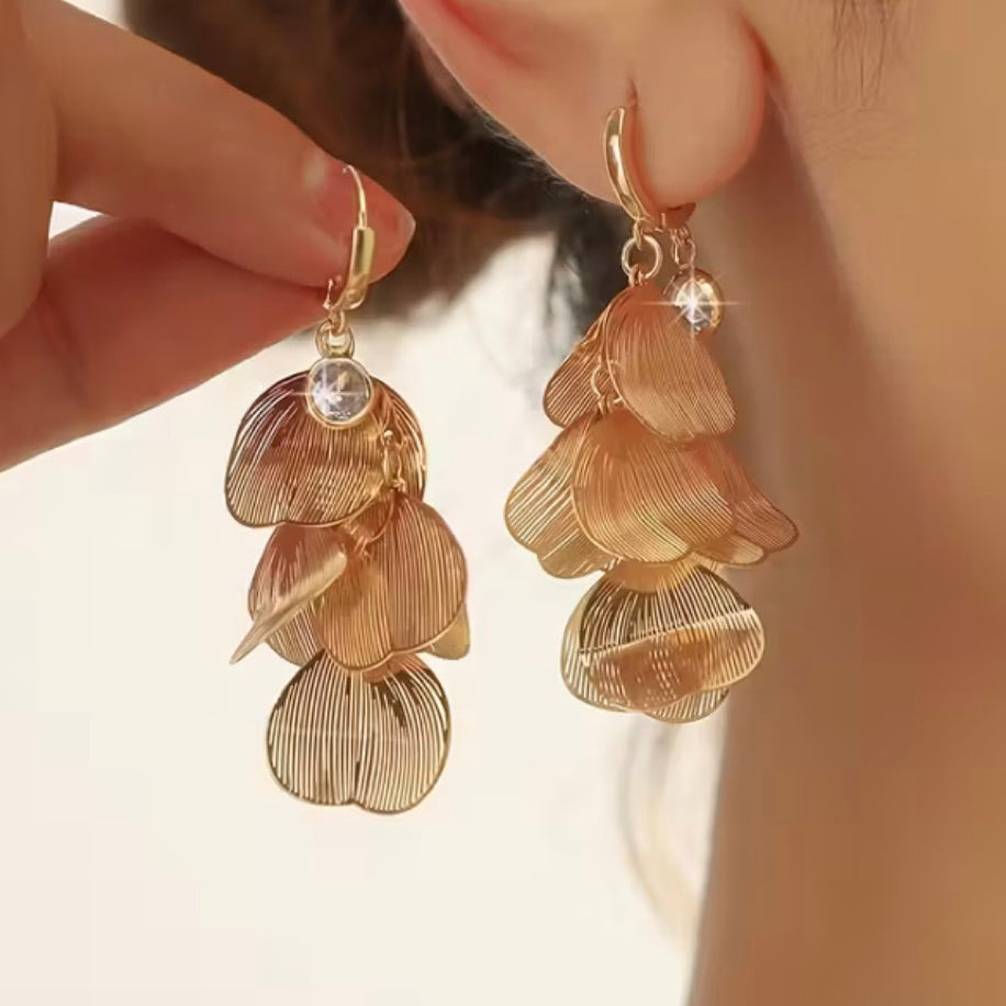 Golden Petal Glow Gold Yaprak Küpe